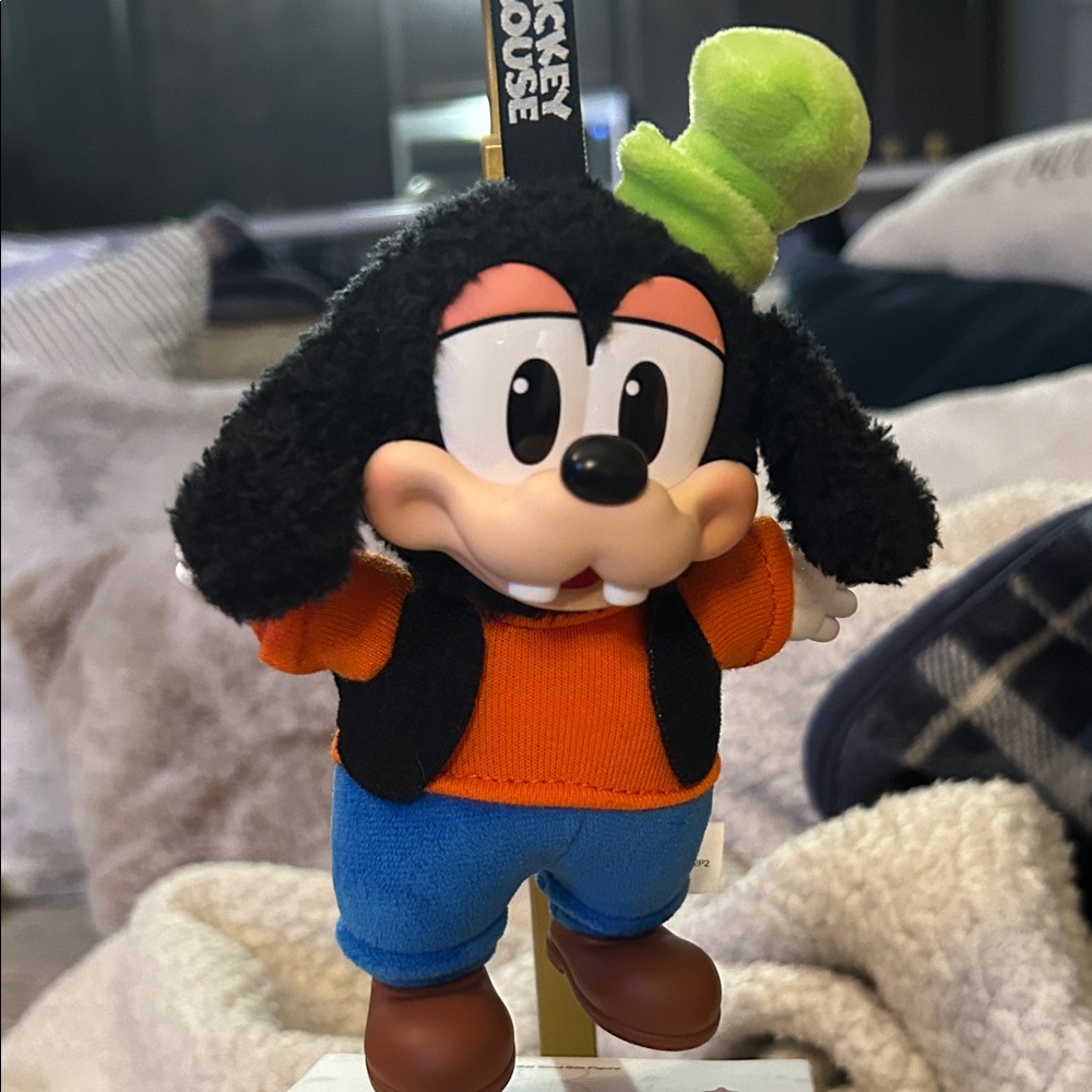 Pop Mart- Mickey Family Goofy keychain - never used